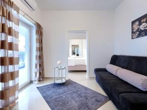 sala de estar con sofá y ventana grande en Apartment Villa Amra-1 by Interhome, en Poreč