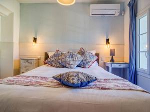 een bed met twee kussens in een slaapkamer bij Holiday Home La Bastide de Magdeleine by Interhome in Laouque