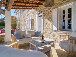 een patio met een bank en een tafel bij Holiday Home La Bastide de Magdeleine by Interhome in Laouque