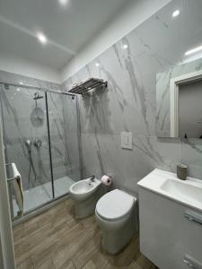ナポリにあるB&B Caracciolo 109のバスルーム(トイレ、シャワー、シンク付)