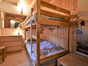 ein Etagenbett in einem winzigen Haus in der Unterkunft Holiday Home Dubino Home by Interhome in Dubino