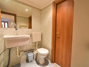 ein Bad mit einem WC und einem Waschbecken in der Unterkunft Holiday Home Dubino Home by Interhome in Dubino