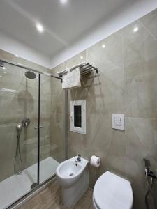 ナポリにあるB&B Caracciolo 109のバスルーム(シャワー、トイレ、シンク付)