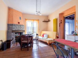 Una sala de estar con una mesa y una chimenea. en Apartment Trilocale 14 by Interhome, en Cortemilia