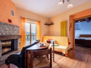 Una sala de estar con chimenea y un sofá. en Apartment Trilocale 14 by Interhome, en Cortemilia 32 fotos más