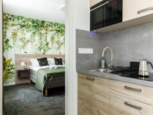 1 dormitorio con 1 cama y cocina con fregadero en Apartment Park 3 by Interhome en Balatonszárszó