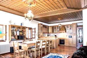 Kuchyň nebo kuchyňský kout v ubytování Spacious house with sea view in Volos