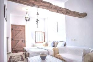 ヴォロスにある4 bedrooms house with sea view furnished terrace and wifi at Volos 6 km away from the beachのベッドルーム1室(ベッド2台付)、木製のドアが備わります。