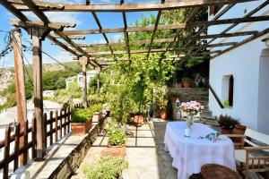 Zahrada ubytování Spacious house with sea view in Volos