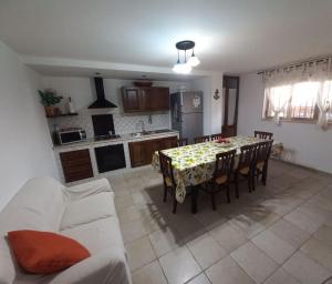 eine Küche und ein Esszimmer mit einem Tisch und Stühlen in der Unterkunft Casa vacanze a 100mt dal mare in Torre Ovo