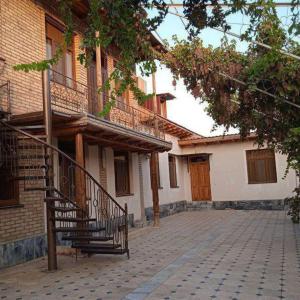 un edificio con una escalera en el lateral en Шербудин, en Bukhara