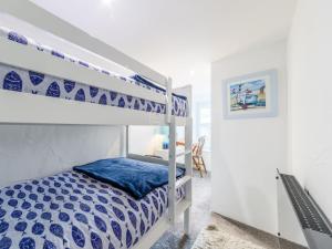 Postel nebo postele na pokoji v ubytování Holiday Home Stargazey Cottage by Interhome