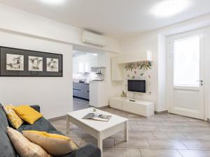 O zonă de relaxare la Apartment Bina by Interhome