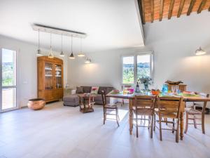 een eetkamer en een woonkamer met een tafel en stoelen bij Holiday Home Nena by Interhome in Casale Marittimo