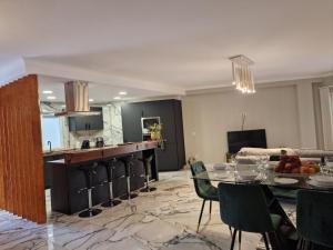 een keuken en een woonkamer met een tafel en stoelen bij Apartment T2 Cassias by Interhome in Vilamoura