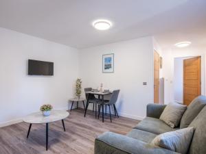 ein Wohnzimmer mit einem Sofa und einem Tisch in der Unterkunft Studio Harbour Nights 7B by Interhome in Lossiemouth
