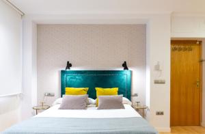 Giường trong phòng chung tại Suite Andrés Pérez Málaga Center
