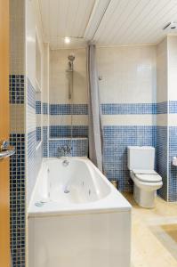 uma casa de banho com banheira e WC em Suite Andrés Pérez Málaga Center em Málaga