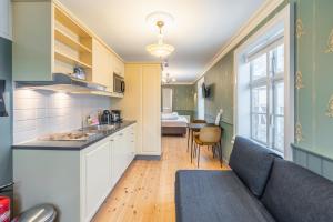 una cucina e un soggiorno con divano e tavolo di Day Dream Historical Grjótagata 4 a Reykjavik