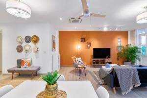 ein Wohnzimmer mit einem Sofa und einem TV in der Unterkunft Casa La Costa By Wynwood House in Panama-Stadt