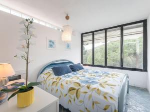 sypialnia z łóżkiem i dużym oknem w obiekcie Holiday Home Poggio alle Mandrie by Interhome w mieście Punta Ala