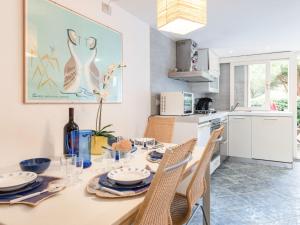 jadalnia ze stołem i krzesłami w kuchni w obiekcie Holiday Home Poggio alle Mandrie by Interhome w mieście Punta Ala