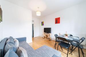 a living room with a couch and a table at Beautiful one bedroom flat in Tavistock Place in London