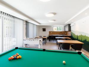 una sala de billar con mesa de billar en Apartment Park 6 by Interhome en Balatonszárszó