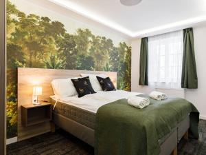1 dormitorio con 1 cama con una pintura en la pared en Apartment Park 6 by Interhome en Balatonszárszó