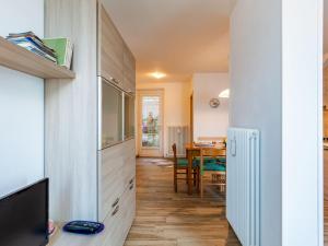 een klein appartement met een keuken en een eetkamer bij Apartment Nonna Gio by Interhome in Dorio