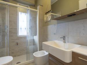 y baño con lavabo, ducha y aseo. en Apartment Borghouse by Interhome, en Borghetto Santo Spirito