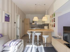 cocina y sala de estar con sofá y mesa en Apartment Borghouse by Interhome, en Borghetto Santo Spirito