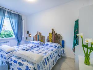 Un pat sau paturi într-o cameră la Apartment Casa e mare by Interhome