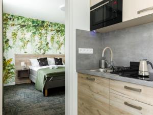 una camera con letto e una cucina con lavandino di Holiday Home Park Residence 12 by Interhome a Balatonszárszó