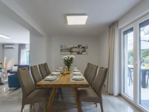 Villa Villa Romina by Interhome في بوريتش: غرفة طعام مع طاولة وكراسي خشبية