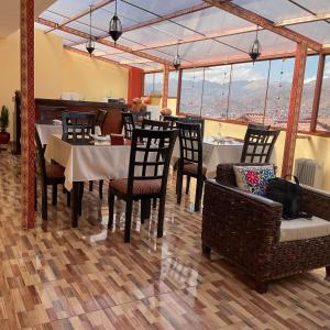 クスコにあるHotel Andean Host Innの眺めの良いテーブルと椅子付きのレストラン
