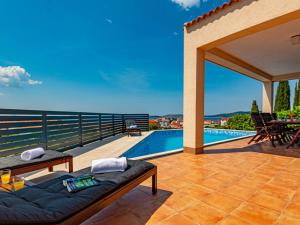 una villa con piscina y patio en Holiday Home Paola by Interhome, en Brodarica 25 fotos más