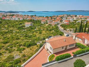 una vista aérea de una ciudad con una casa en Holiday Home Paola by Interhome, en Brodarica