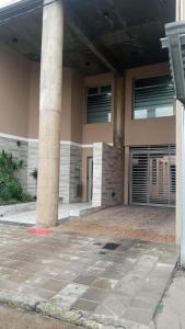 バイアブランカにあるDepto SL74の柱の前の建物