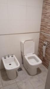 バイアブランカにあるDepto SL74のトイレと洗面台付きのバスルーム