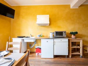 CortemiliaにあるApartment Quadrilocale 19 by Interhomeの電子レンジとシンク付きの小さなキッチン