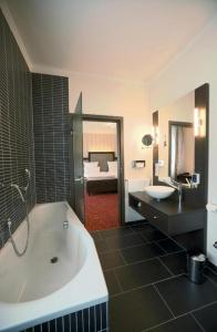 Koupelna v ubytování Top Hotel Krämer + 37 fotografií