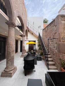 an outdoor patio with a table and chairs in a building at Patio Zaragoza in San Luis Potosí