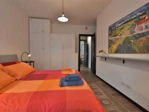 um quarto com uma cama colorida e uma pintura na parede em Apartment Olmo Garden Apartment by Interhome em Morbegno