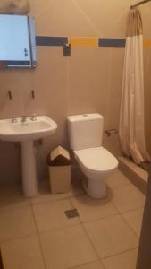 een badkamer met een toilet en een wastafel bij Cruz Popayan Sucre in Sucre