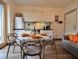 una cucina e una sala da pranzo con tavolo e sedie di Apartment Olmo Garden Apartment by Interhome a Morbegno