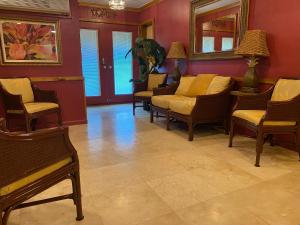a waiting room with several chairs and a mirror at 7BD 3BA Parking! 2 min drive to Waikiki Beach! in Honolulu