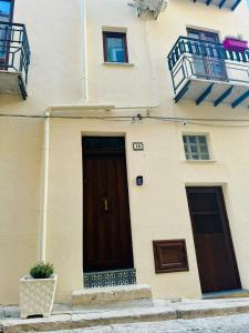 Corleone Home في كورليوني: مبنى فيه باب بني وشرفتين