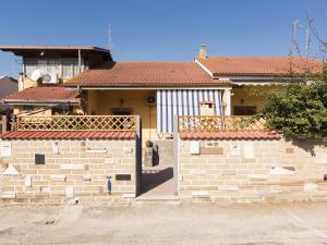 una pared de ladrillo con una puerta delante de una casa en Holiday Home Mimosa by Interhome, en Lido dei Pini