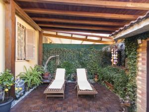 un patio con 2 tumbonas y una pérgola en Holiday Home Mimosa by Interhome, en Lido dei Pini